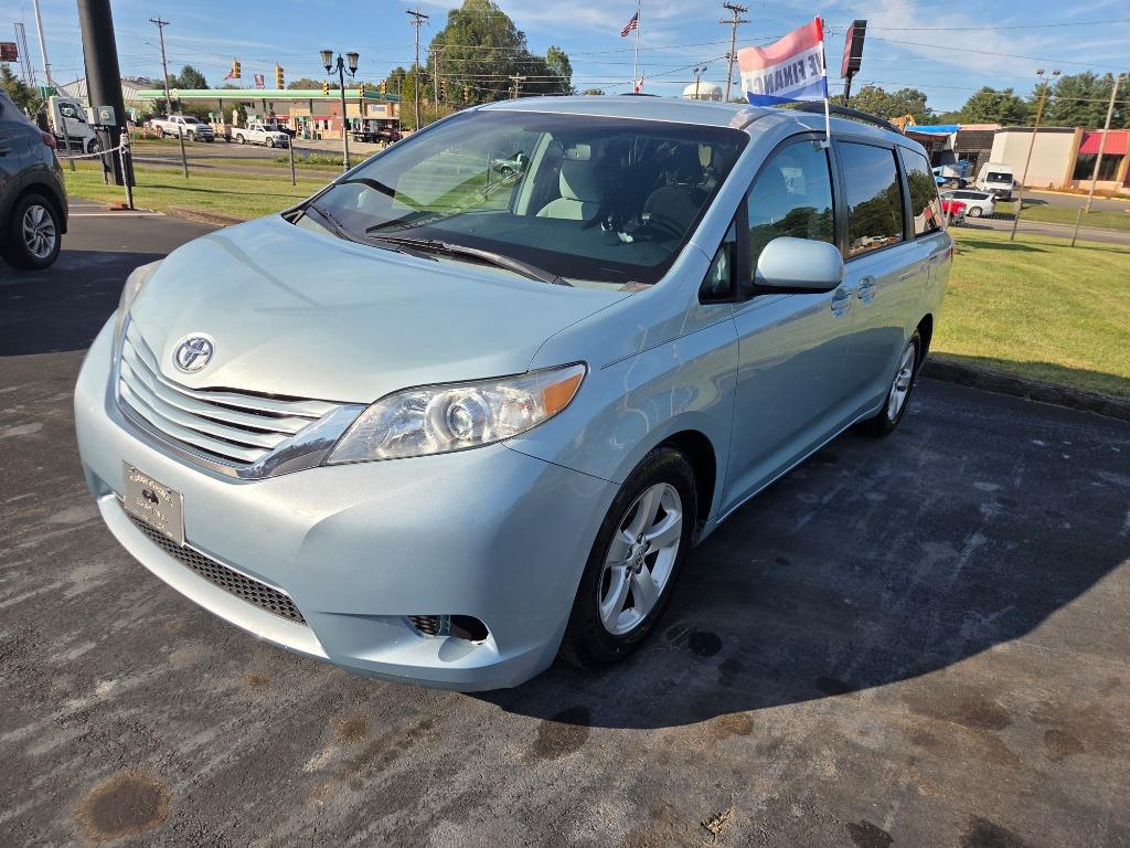 2015 Toyota Sienna LE's photo
